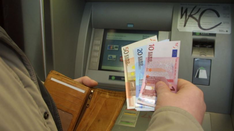 Sacar dinero del cajero automático cambiará en 2025